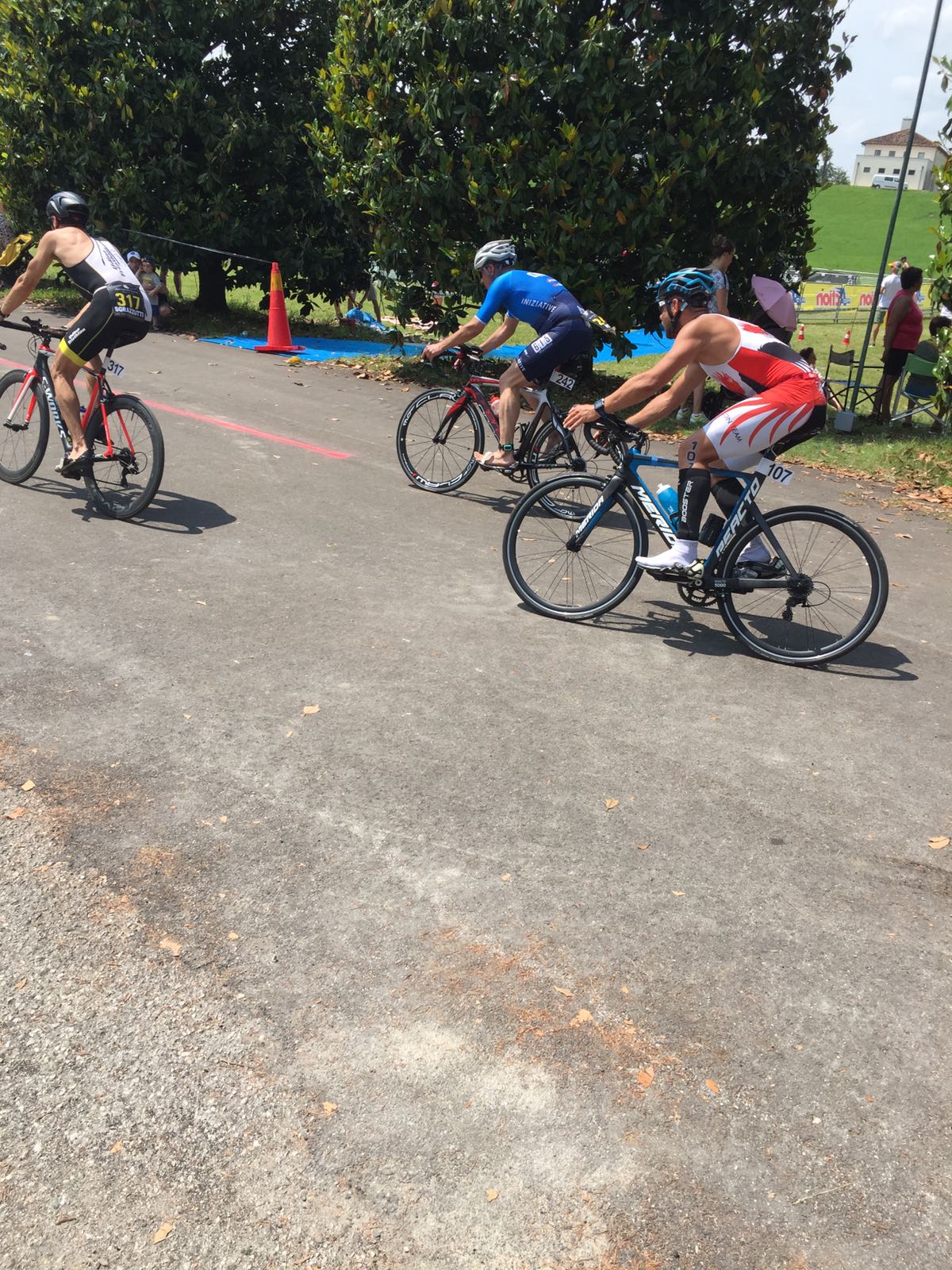 IL QUINTETTO DEL TRIATHLON TEAM PEZZUTTI HA DATO BATTAGLIA ALL'OLIMPICO LE BANDIE A LOVADINA