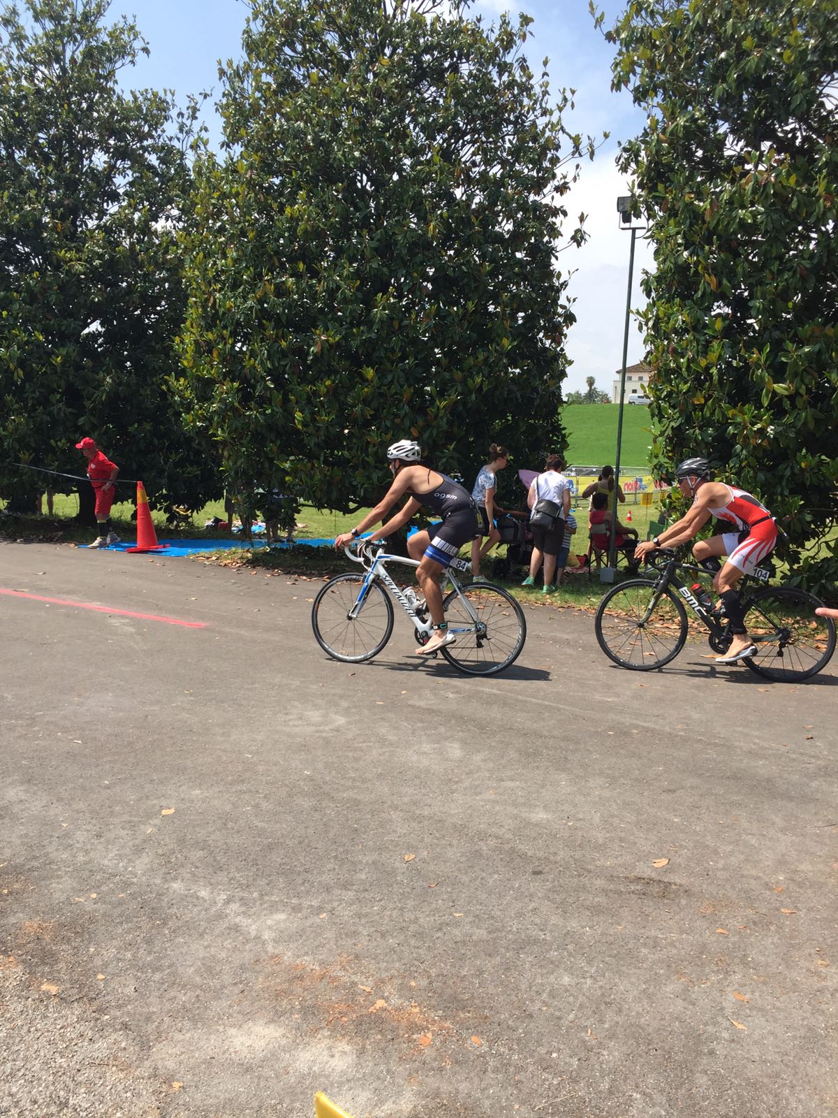 IL QUINTETTO DEL TRIATHLON TEAM PEZZUTTI HA DATO BATTAGLIA ALL'OLIMPICO LE BANDIE A LOVADINA