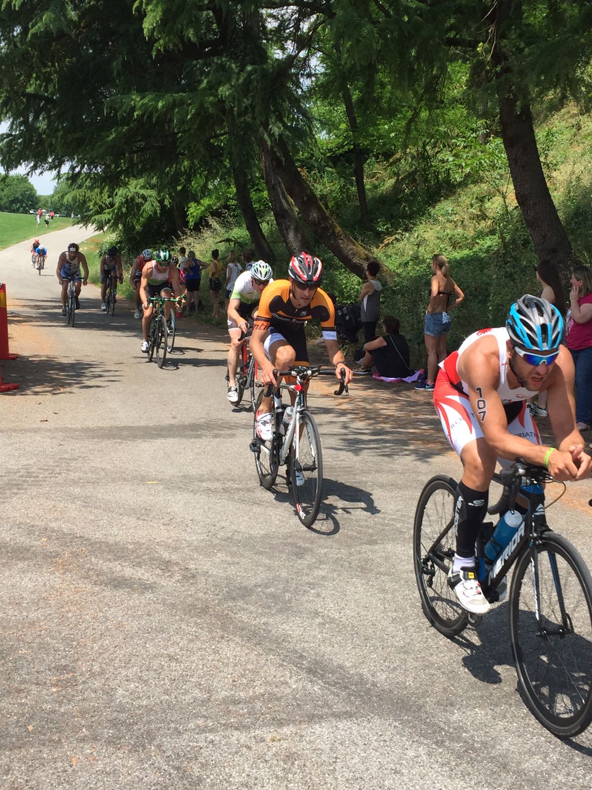 IL QUINTETTO DEL TRIATHLON TEAM PEZZUTTI HA DATO BATTAGLIA ALL'OLIMPICO LE BANDIE A LOVADINA