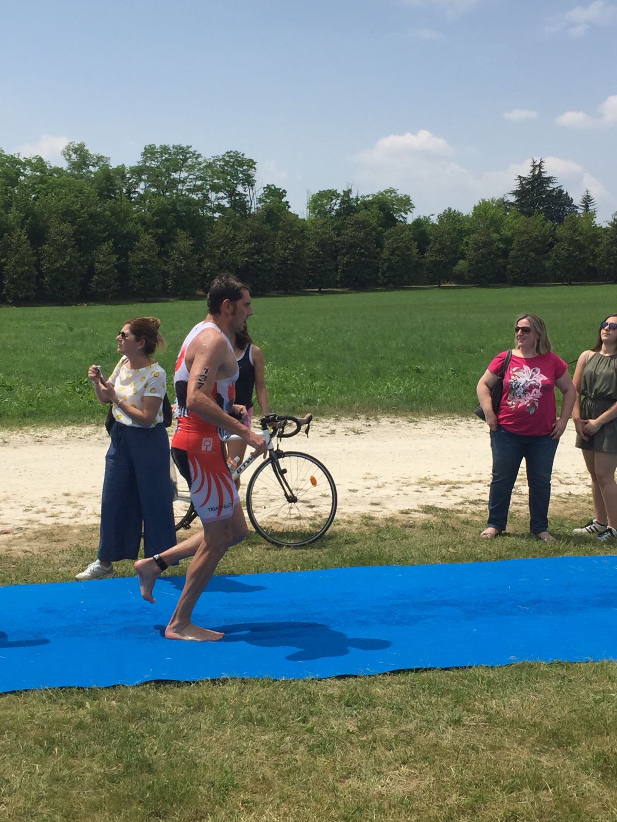 IL QUINTETTO DEL TRIATHLON TEAM PEZZUTTI HA DATO BATTAGLIA ALL'OLIMPICO LE BANDIE A LOVADINA