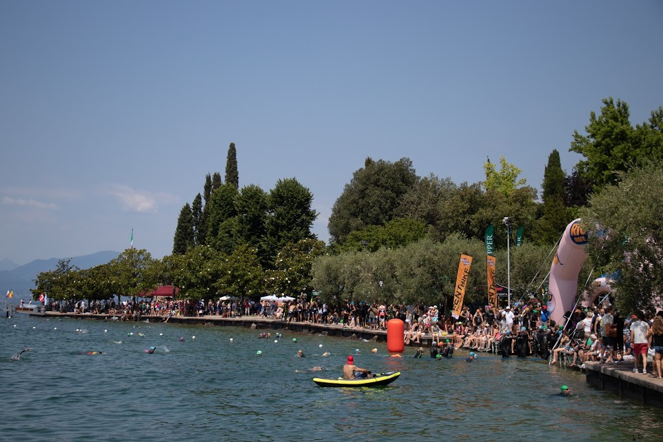 TRITEAM PEZZUTTI CON SEI ALFIERI AL TRIATHLON INTERNAZIONALE DI BARDOLINO: PRESTAZIONE MAIUSCOLA DI ALESSANDRO VITA, 79° POSTO ASSOLUTO