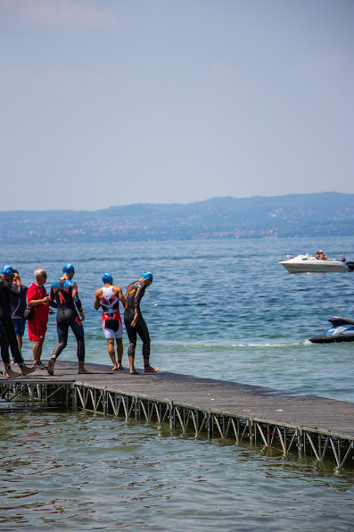 TRITEAM PEZZUTTI CON SEI ALFIERI AL TRIATHLON INTERNAZIONALE DI BARDOLINO: PRESTAZIONE MAIUSCOLA DI ALESSANDRO VITA, 79° POSTO ASSOLUTO