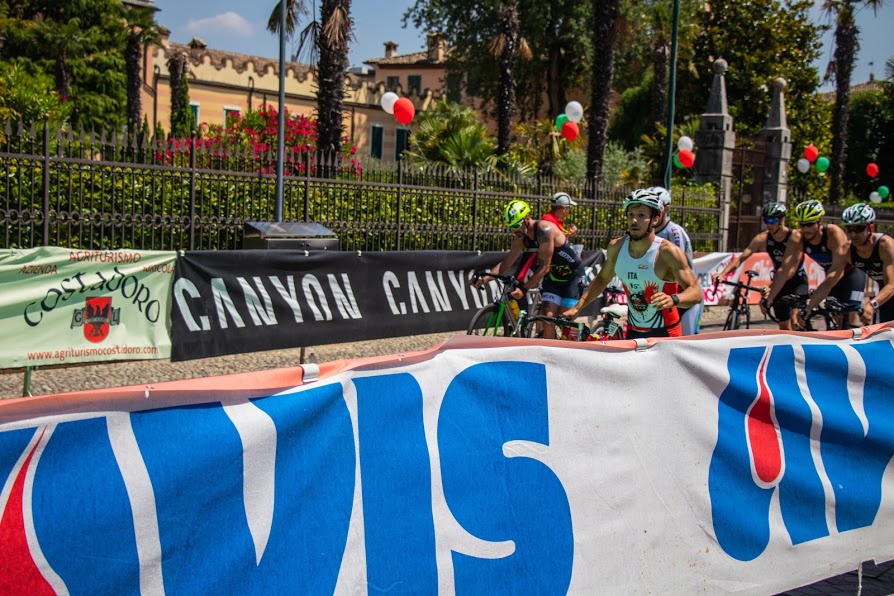 TRITEAM PEZZUTTI CON SEI ALFIERI AL TRIATHLON INTERNAZIONALE DI BARDOLINO: PRESTAZIONE MAIUSCOLA DI ALESSANDRO VITA, 79° POSTO ASSOLUTO