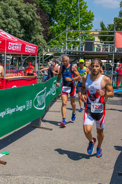 TRITEAM PEZZUTTI CON SEI ALFIERI AL TRIATHLON INTERNAZIONALE DI BARDOLINO: PRESTAZIONE MAIUSCOLA DI ALESSANDRO VITA, 79° POSTO ASSOLUTO