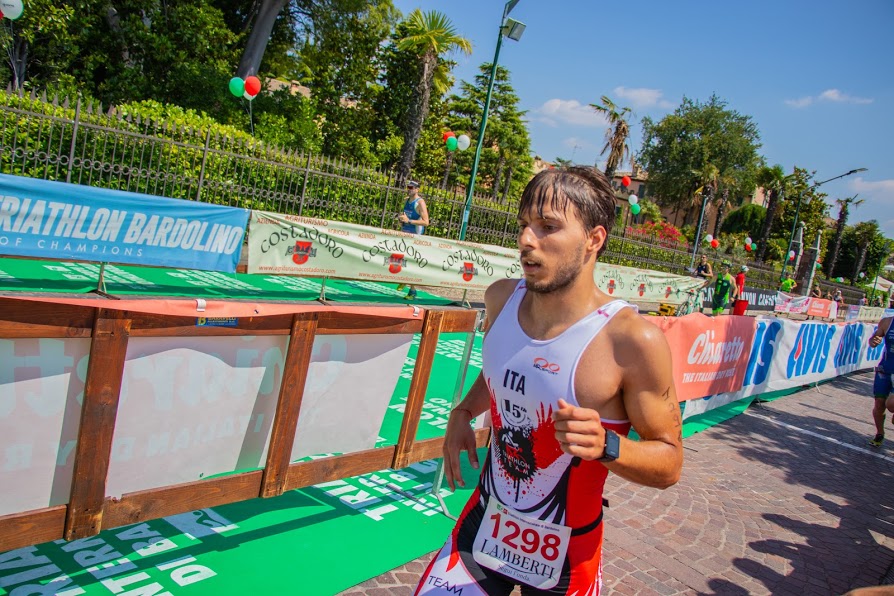 TRITEAM PEZZUTTI CON SEI ALFIERI AL TRIATHLON INTERNAZIONALE DI BARDOLINO: PRESTAZIONE MAIUSCOLA DI ALESSANDRO VITA, 79° POSTO ASSOLUTO