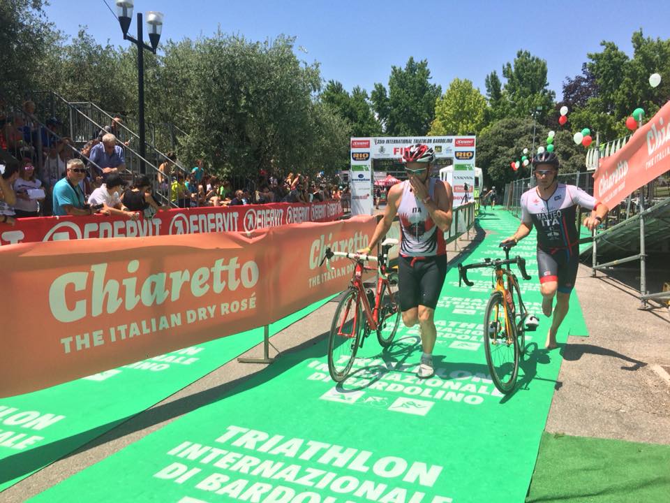 TRITEAM PEZZUTTI CON SEI ALFIERI AL TRIATHLON INTERNAZIONALE DI BARDOLINO: PRESTAZIONE MAIUSCOLA DI ALESSANDRO VITA, 79° POSTO ASSOLUTO