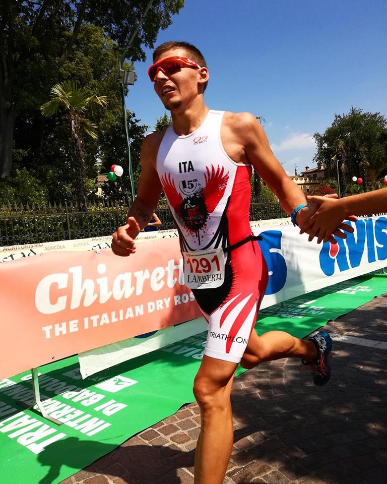 TRITEAM PEZZUTTI CON SEI ALFIERI AL TRIATHLON INTERNAZIONALE DI BARDOLINO: PRESTAZIONE MAIUSCOLA DI ALESSANDRO VITA, 79° POSTO ASSOLUTO