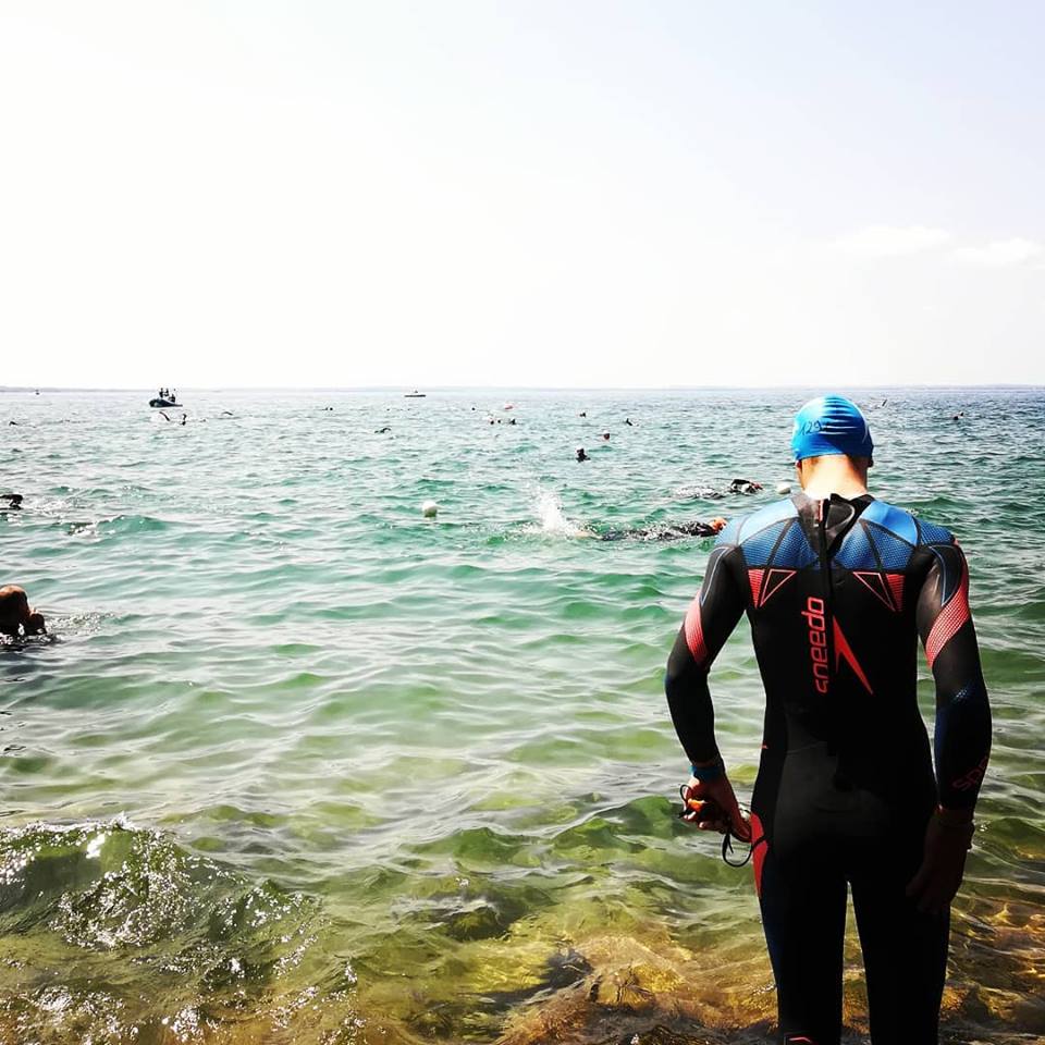 TRITEAM PEZZUTTI CON SEI ALFIERI AL TRIATHLON INTERNAZIONALE DI BARDOLINO: PRESTAZIONE MAIUSCOLA DI ALESSANDRO VITA, 79° POSTO ASSOLUTO