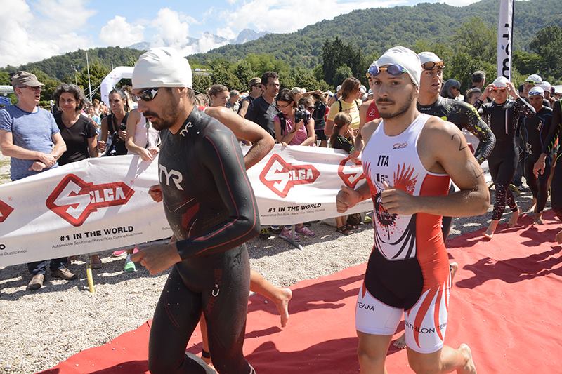 TRIATHLON TEAM PEZZUTTI IN LUCE ALLO SPRINT DI FARRA D’ALPAGO CON OTTO TRIATLETI IN GARA. SUGLI SCUDI ALESSANDRO VITA CON UN OTTIMO 21° POSTO ASSOLUTO