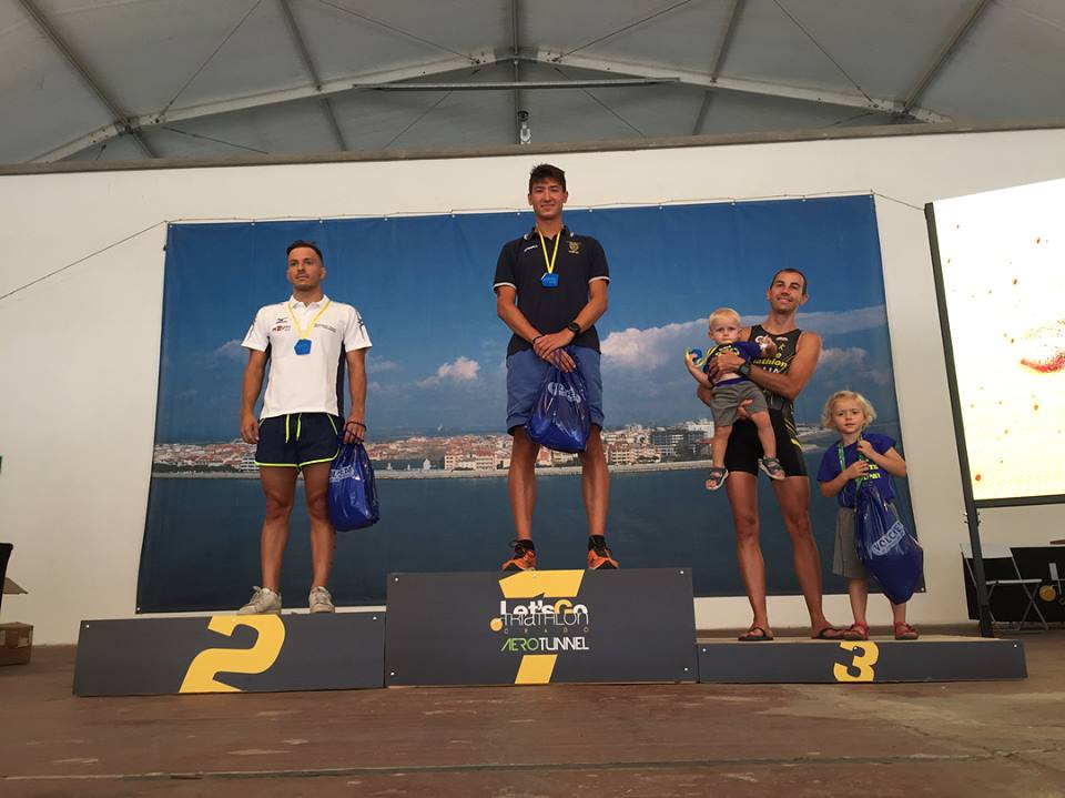 TRITEAM PEZZUTTI SUGLI SCUDI A GRADO. GIACOMO BRUNO PRIMO DI CATEGORIA NELL'OLIMPICO, NELL'AQUATHLON PRIMO POSTO PER JENNY TELLAN, SECONDO ALESSANDRO VITA