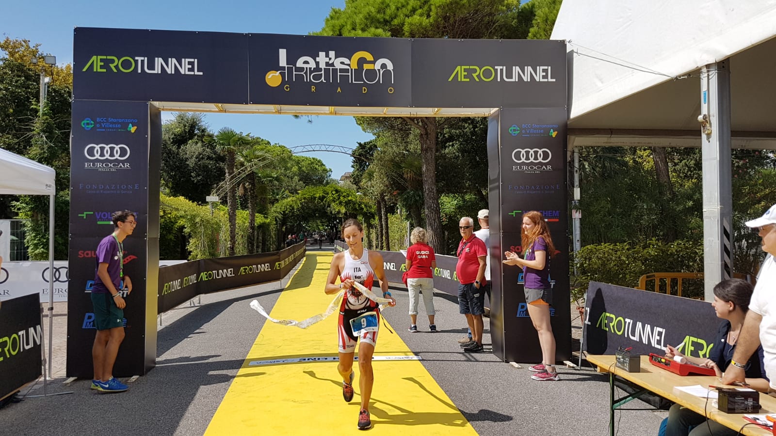 TRITEAM PEZZUTTI SUGLI SCUDI A GRADO. GIACOMO BRUNO PRIMO DI CATEGORIA NELL'OLIMPICO, NELL'AQUATHLON PRIMO POSTO PER JENNY TELLAN, SECONDO ALESSANDRO VITA