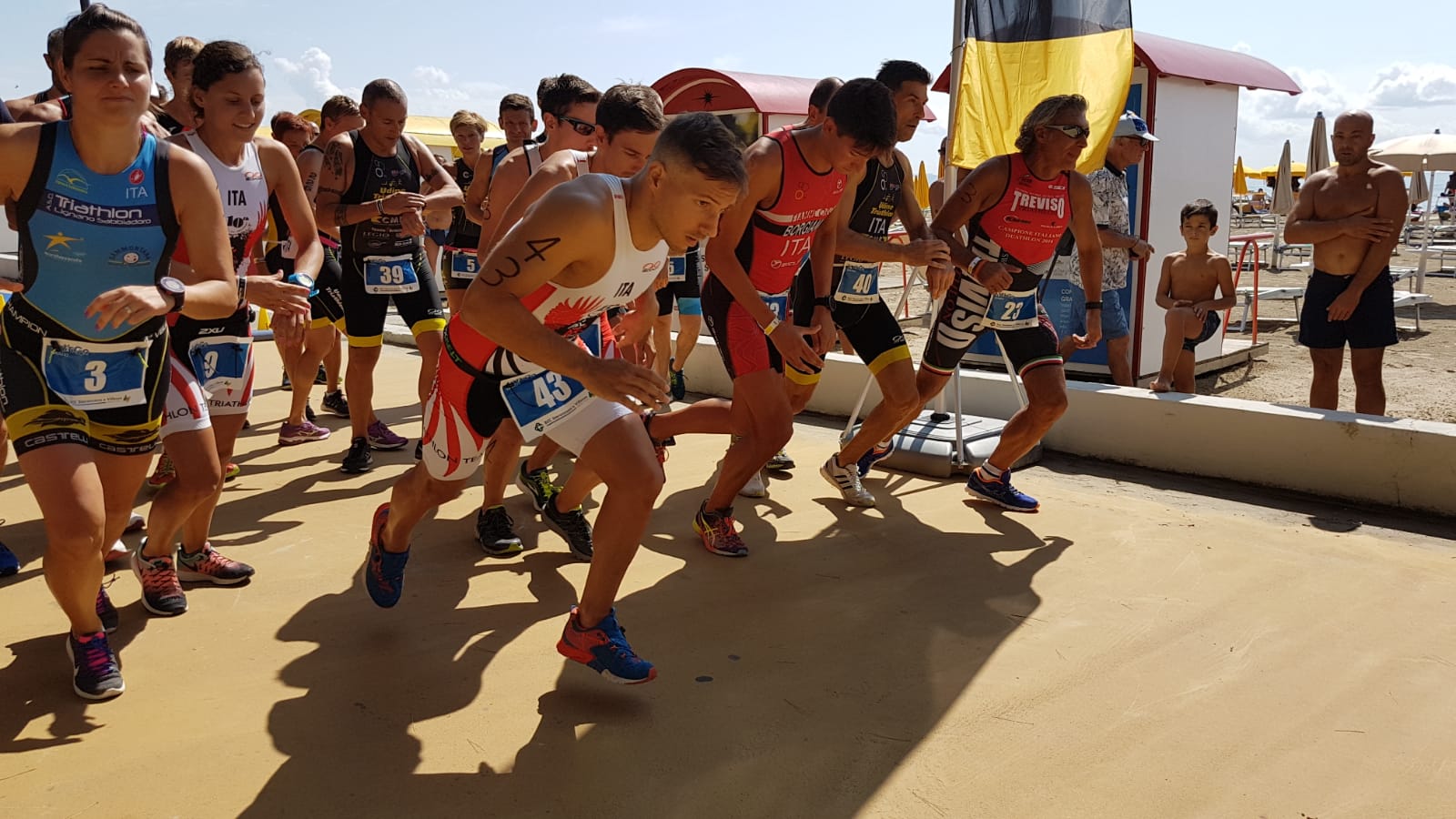 TRITEAM PEZZUTTI SUGLI SCUDI A GRADO. GIACOMO BRUNO PRIMO DI CATEGORIA NELL'OLIMPICO, NELL'AQUATHLON PRIMO POSTO PER JENNY TELLAN, SECONDO ALESSANDRO VITA