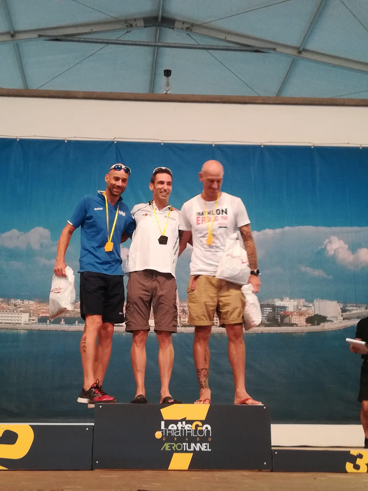 TRITEAM PEZZUTTI SUGLI SCUDI A GRADO. GIACOMO BRUNO PRIMO DI CATEGORIA NELL'OLIMPICO, NELL'AQUATHLON PRIMO POSTO PER JENNY TELLAN, SECONDO ALESSANDRO VITA