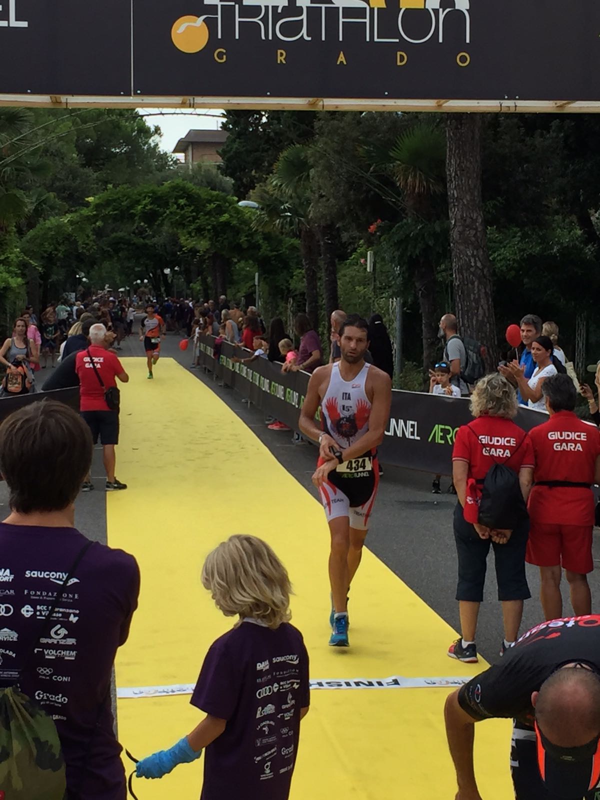 TRITEAM PEZZUTTI SUGLI SCUDI A GRADO. GIACOMO BRUNO PRIMO DI CATEGORIA NELL'OLIMPICO, NELL'AQUATHLON PRIMO POSTO PER JENNY TELLAN, SECONDO ALESSANDRO VITA