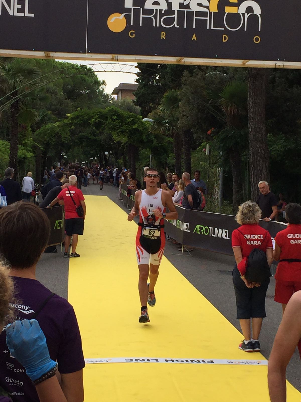 TRITEAM PEZZUTTI SUGLI SCUDI A GRADO. GIACOMO BRUNO PRIMO DI CATEGORIA NELL'OLIMPICO, NELL'AQUATHLON PRIMO POSTO PER JENNY TELLAN, SECONDO ALESSANDRO VITA