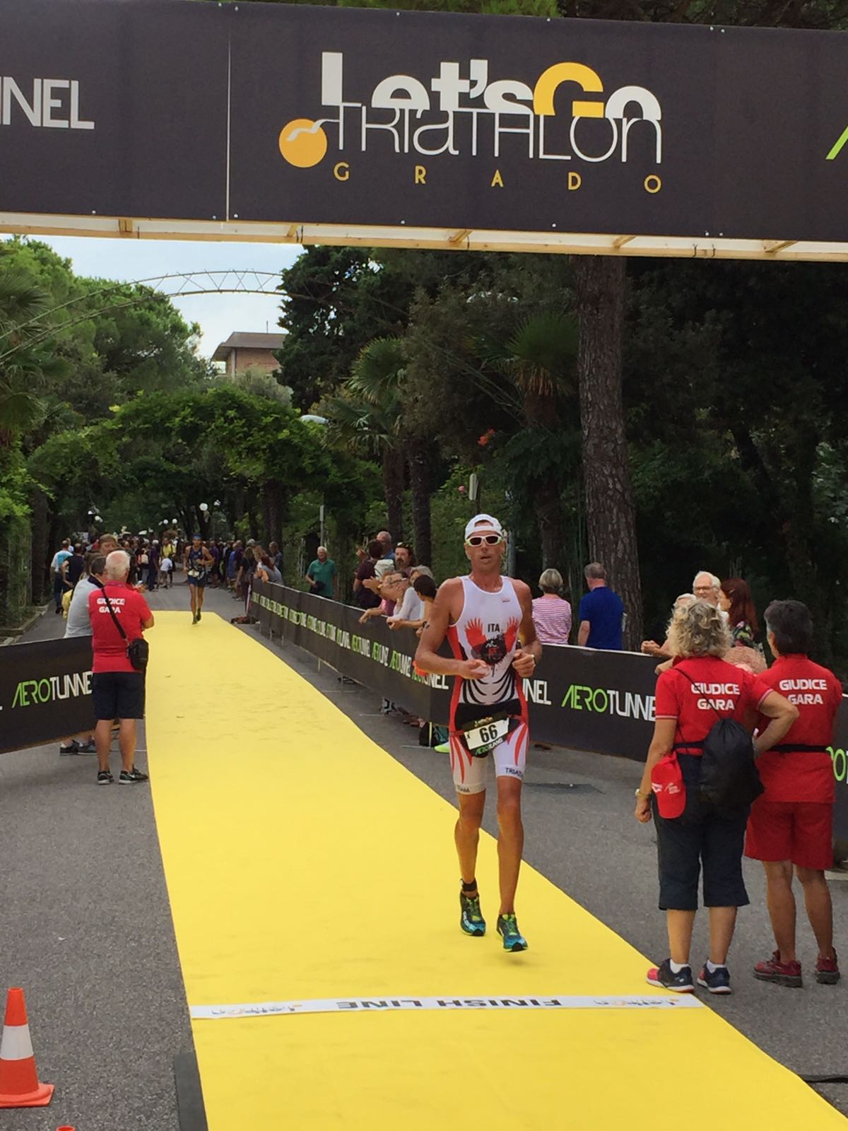 TRITEAM PEZZUTTI SUGLI SCUDI A GRADO. GIACOMO BRUNO PRIMO DI CATEGORIA NELL'OLIMPICO, NELL'AQUATHLON PRIMO POSTO PER JENNY TELLAN, SECONDO ALESSANDRO VITA