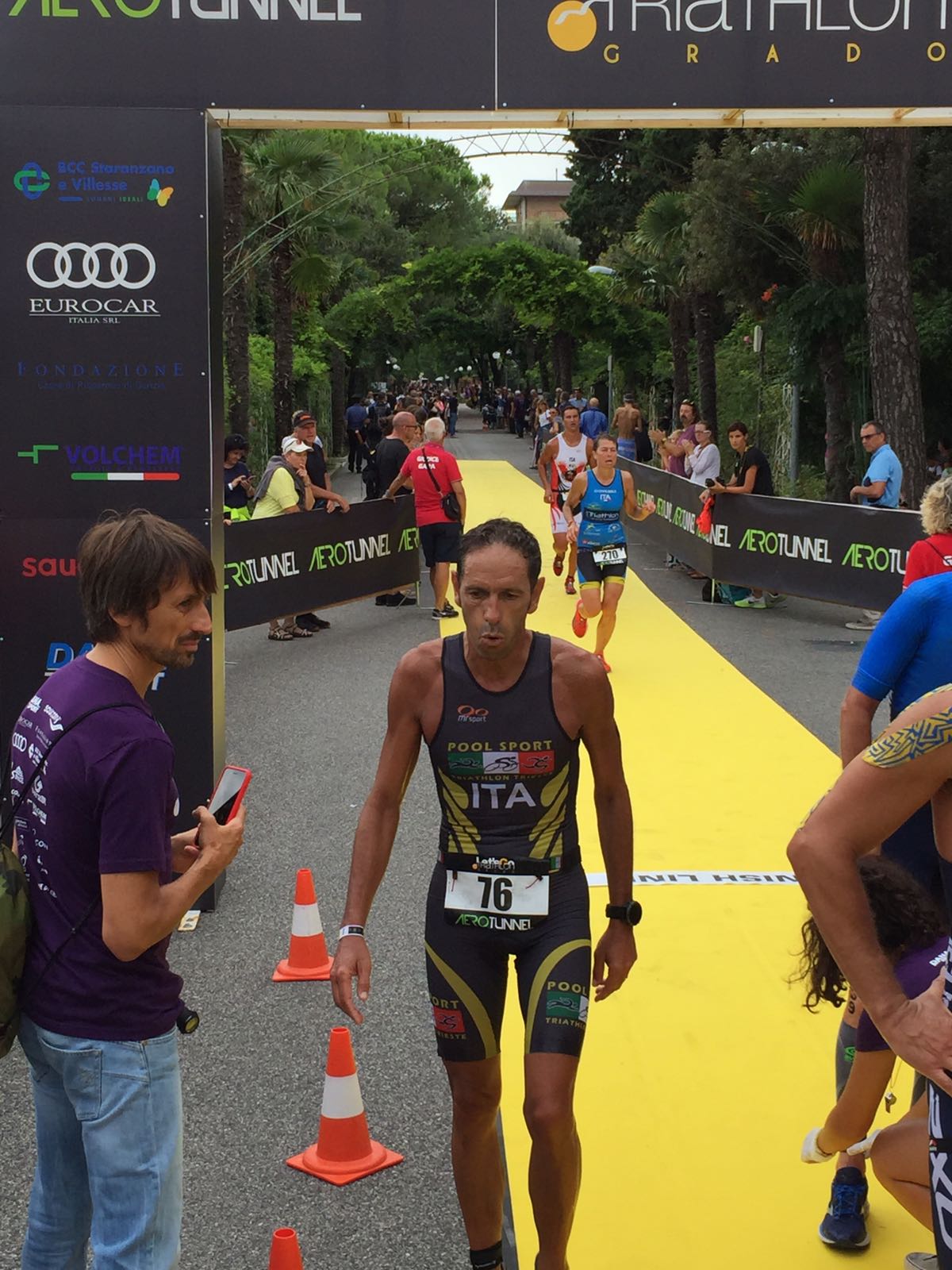 TRITEAM PEZZUTTI SUGLI SCUDI A GRADO. GIACOMO BRUNO PRIMO DI CATEGORIA NELL'OLIMPICO, NELL'AQUATHLON PRIMO POSTO PER JENNY TELLAN, SECONDO ALESSANDRO VITA