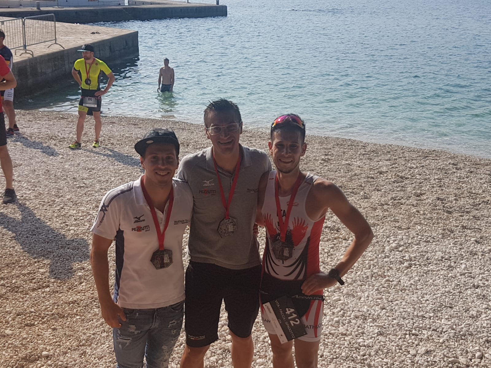 TRITEAM PEZZUTTI A PARENZO CON FURORE! DOMINIO NELLA PROVA A STAFFETTA: PRIMI, TERZI E OTTAVI. BENE ANCHE IN SINGOLO NEL MEZZO IRONMAN