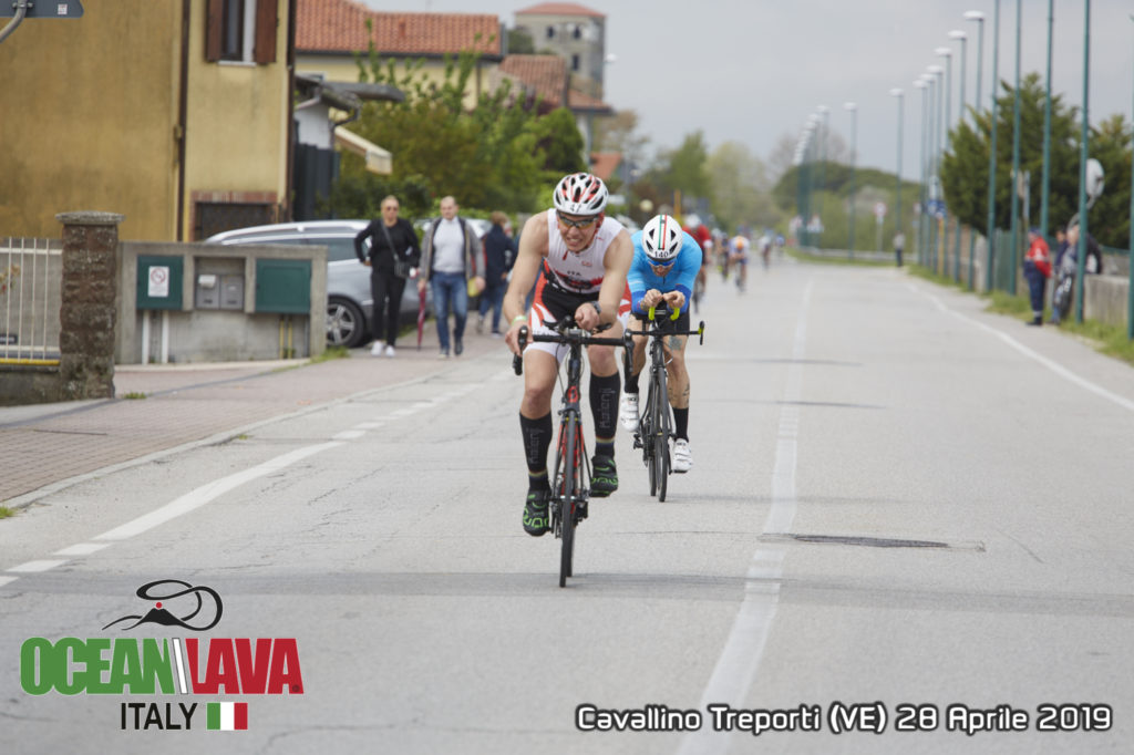 ERIK CARNELOS ED ENRICO SPADOTTO NELLA TEMPESTA AL MEZZO IRONMAN DELL'OCEAN LAVA ITALY