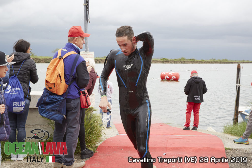 ERIK CARNELOS ED ENRICO SPADOTTO NELLA TEMPESTA AL MEZZO IRONMAN DELL'OCEAN LAVA ITALY