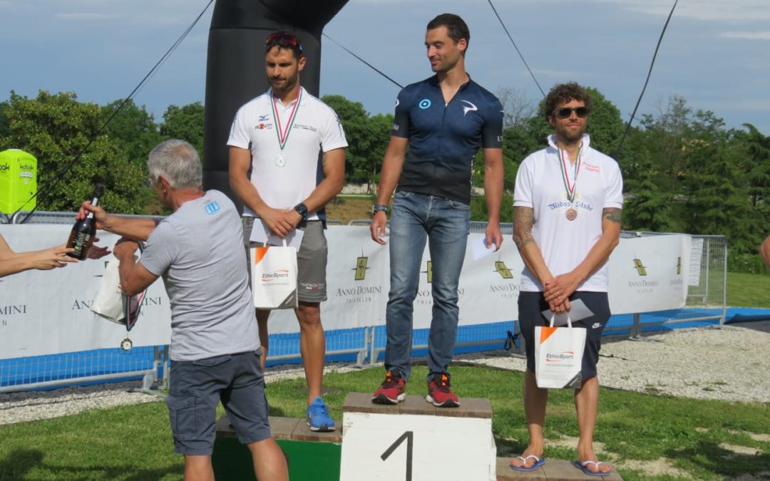 ANTONIO ARCUDI SUGLI SCUDI AL TRIATHLON OLIMPICO LE BANDIE: 7° ASSOLUTO E 2° DI CATEGORIA. BENE ANCHE GAVA E VITA