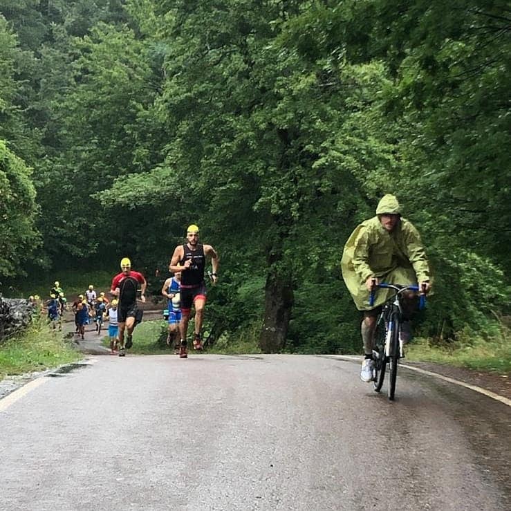 GAVA E I FRATELLI VITA OK ALLO SPRINT DEL LAGO DI SANTA CROCE. LUCA VETTOREL FINISHER NELLA PROVA A COPPIE DELLO SWIMRUN BOLOGNA