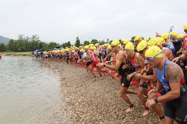 GAVA E I FRATELLI VITA OK ALLO SPRINT DEL LAGO DI SANTA CROCE. LUCA VETTOREL FINISHER NELLA PROVA A COPPIE DELLO SWIMRUN BOLOGNA